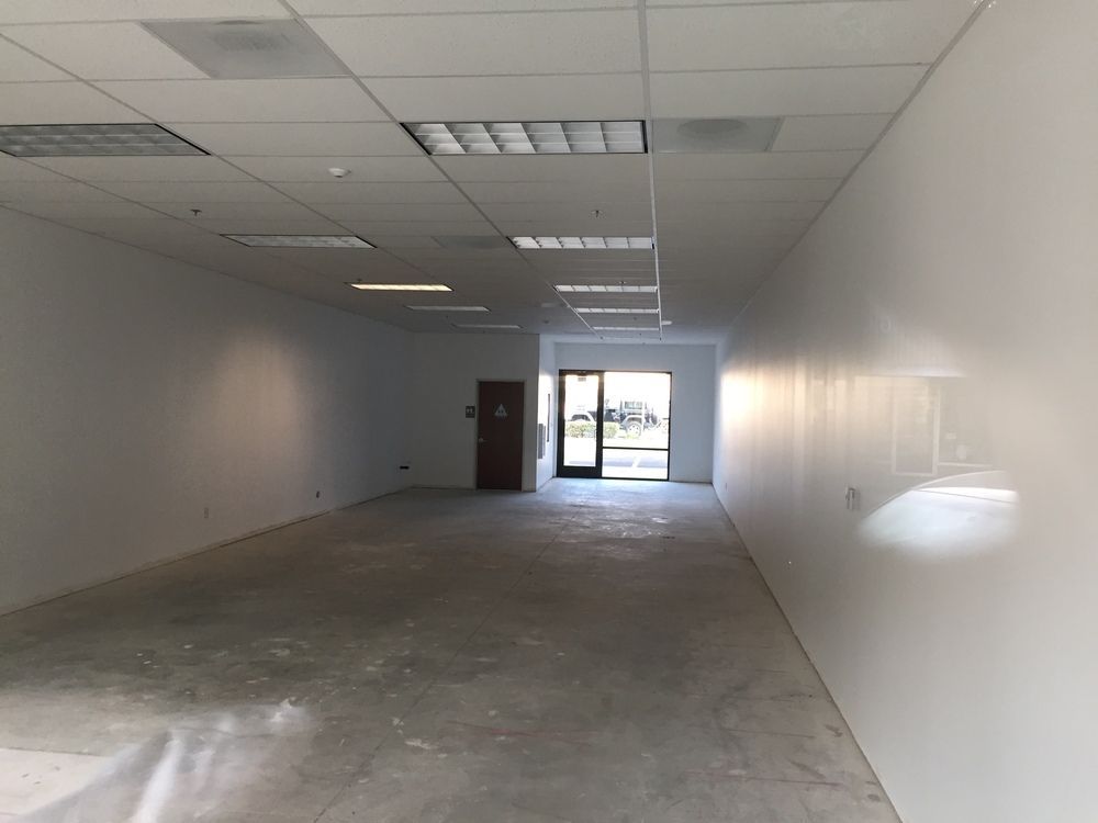 Retail For Lease: 213 W 8th St, Hanford, CA 93230